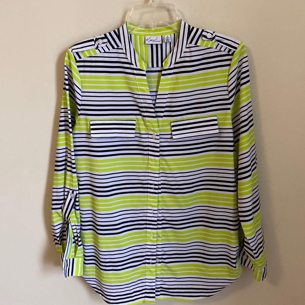 Cool, comfortable blouse. Great to wear to the office over a tank or t-shirt.